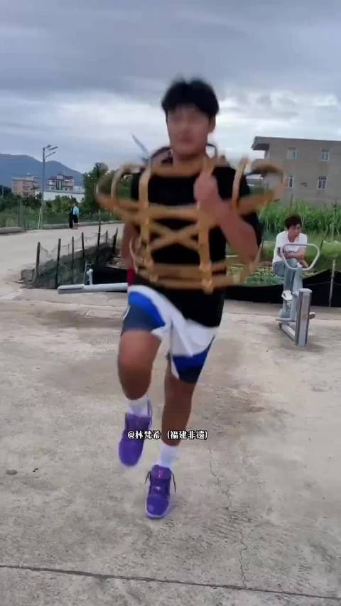 福建非遗省会福州咚咚咚马夫给大世子开路用马鞭直接抽过去