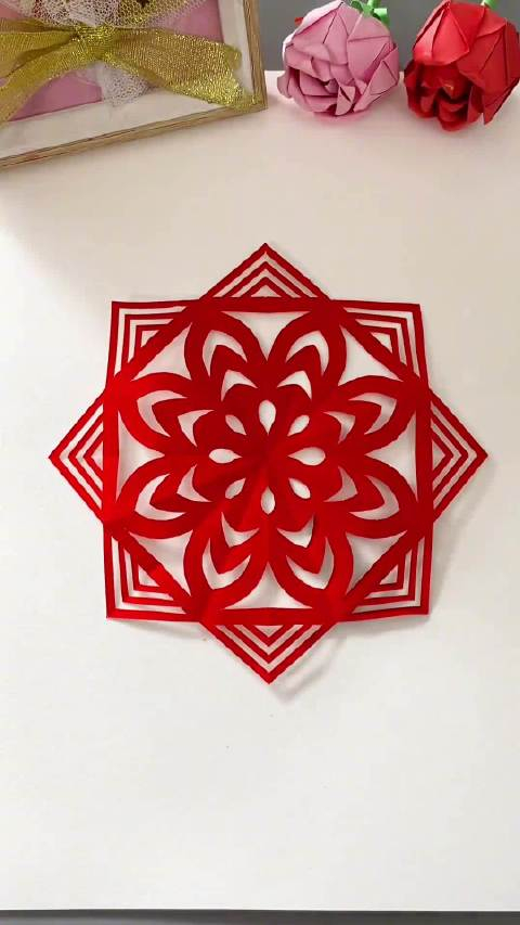 有空和孩子来剪漂亮的窗花剪纸吧