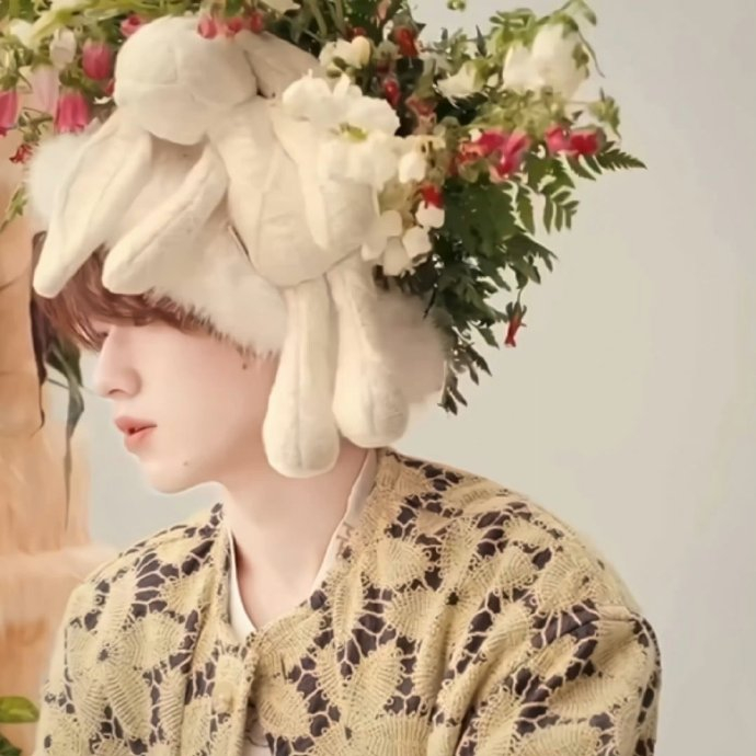 芜湖芜湖,宋亚轩非我不可手势舞来啦 兔子繁花帽乖巧又可爱