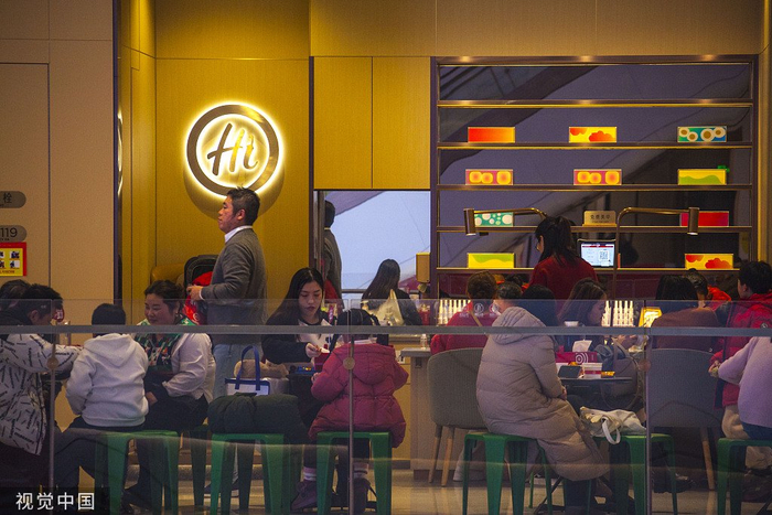 海底捞等位区 图片来源：视觉中国