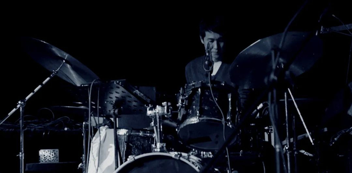 曾在多个乐团中担任鼓手,风格涵盖流行,摇滚,噪音,爵士,电子,自由即兴