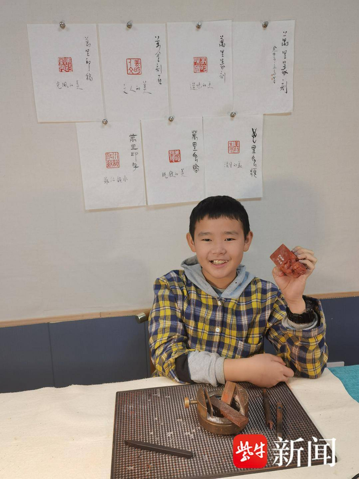 每一笔线条对于他来说都充满着艺术的节奏,他是江苏中小学硬笔书法和