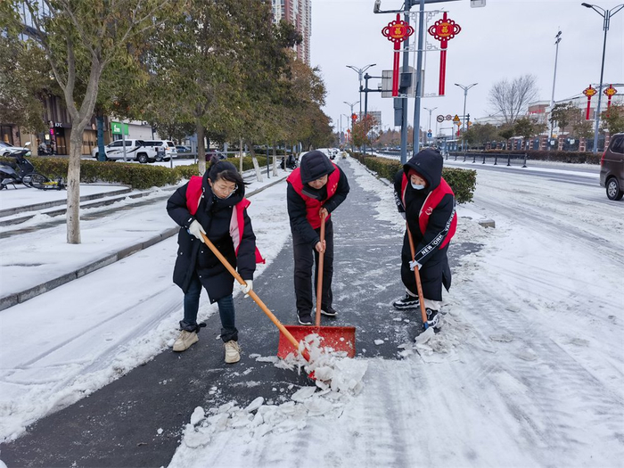 连云港新东街道全力开展除雪保畅工作