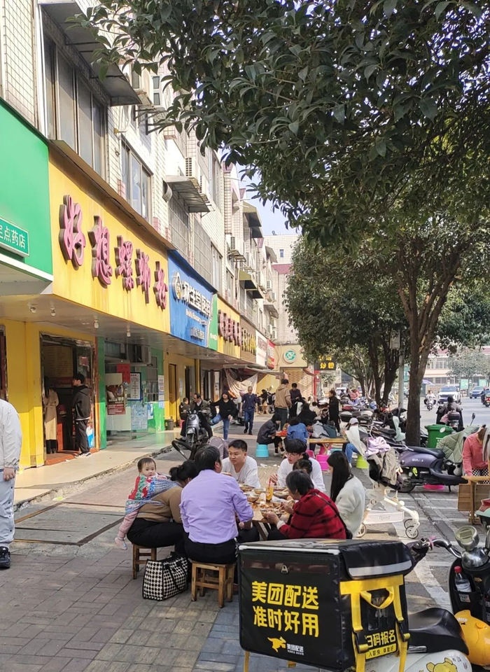 柳州最地道的螺蛳粉，就藏在街头巷尾那些朴实甚至老旧的招牌下。（图/曾思怡摄）