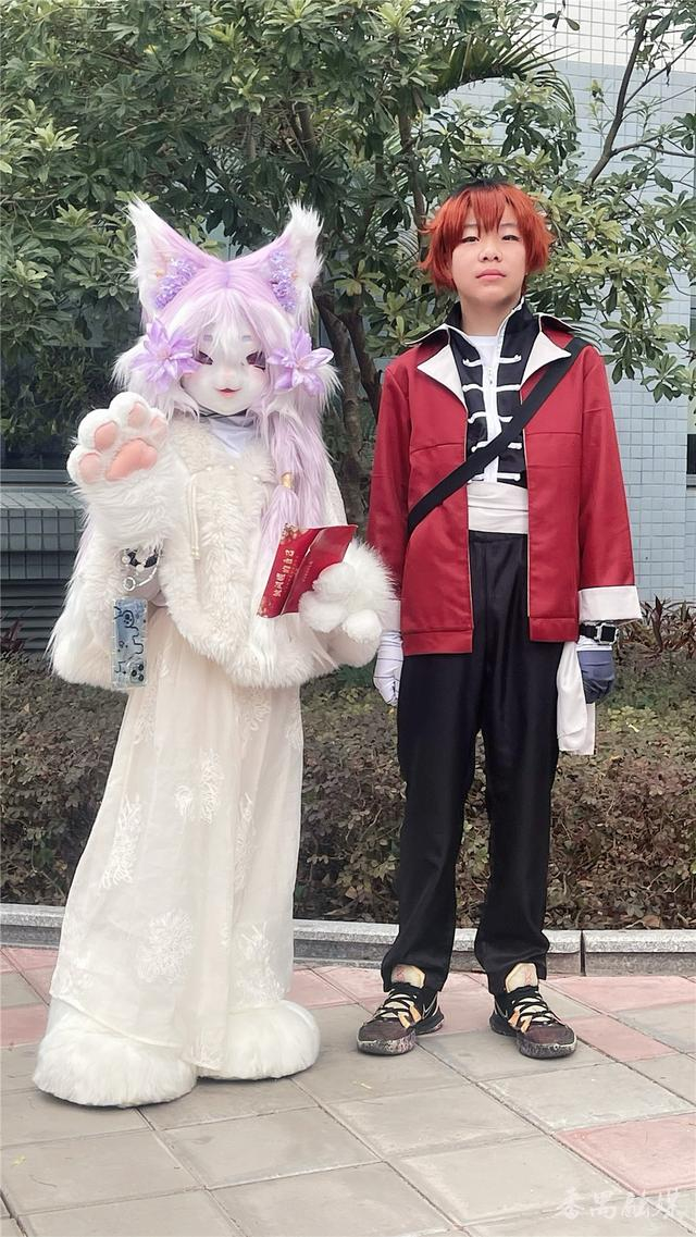 做闪耀的自己恒润实验学校以别开生面cosplay嘉年华迎新