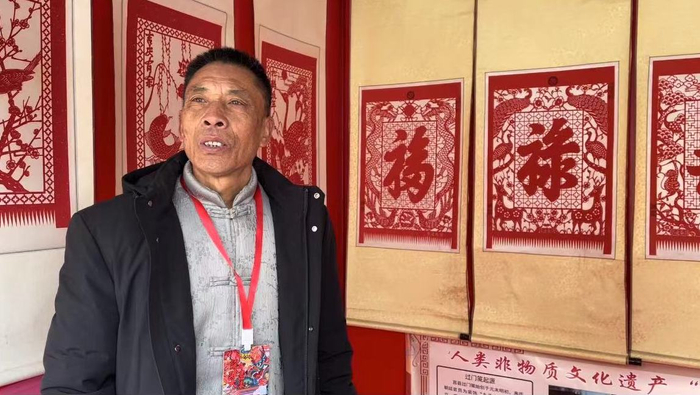 山东莒县过门笺省级非遗传承人来逢强在非遗大集现场