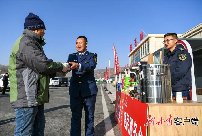 积石山服务区工作人员提供暖心服务。