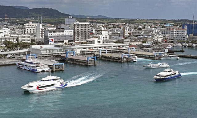 图为船只进出冲绳石垣港资料图。 图自台媒