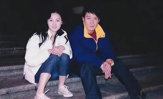 而一直在张柏芝身后默默付出的还有山鸡哥陈小春,他们同去泰国旅游的