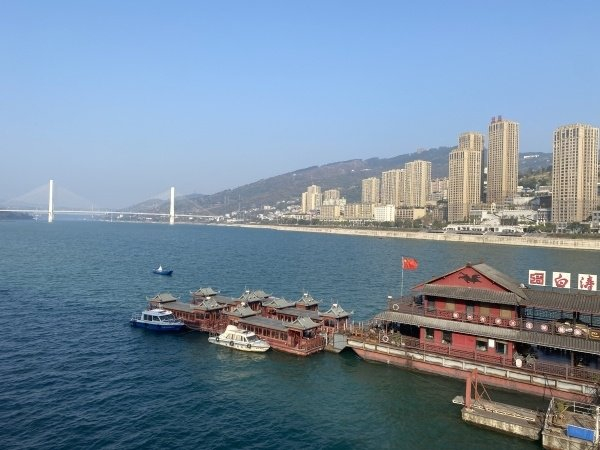 重庆涪陵:春来江水绿如蓝
