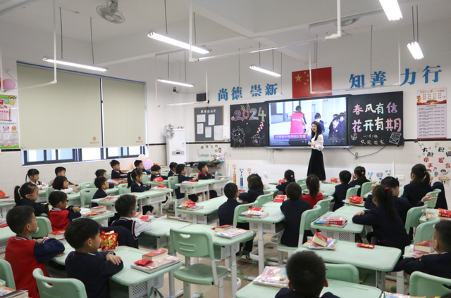 肇庆市融媒体中心记者 何尧镔 摄▲肇庆市加美学校小学部隆重举行开学