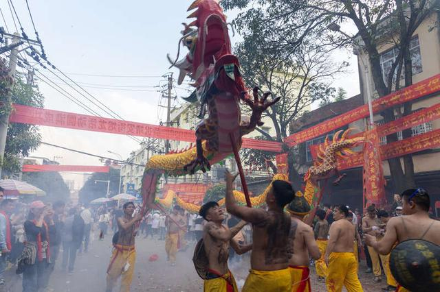 2月20日，广西宾阳县，一些群众白天就开始舞起龙来。江畅/摄