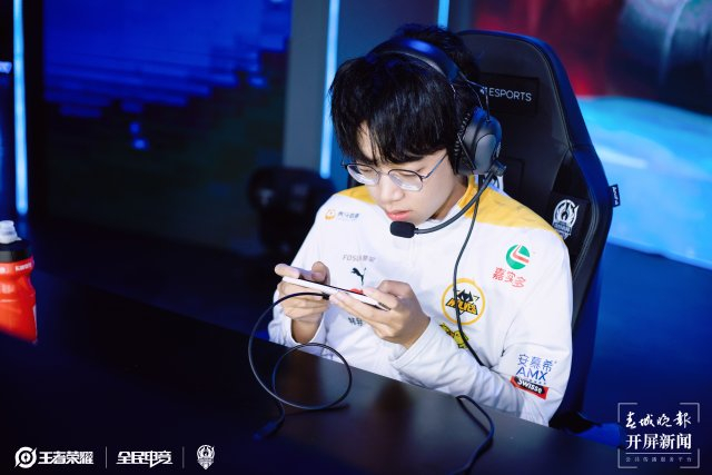 他把游戏变成职业昆明电竞职业选手李自威id重庆狼队一笙和队友一起拿