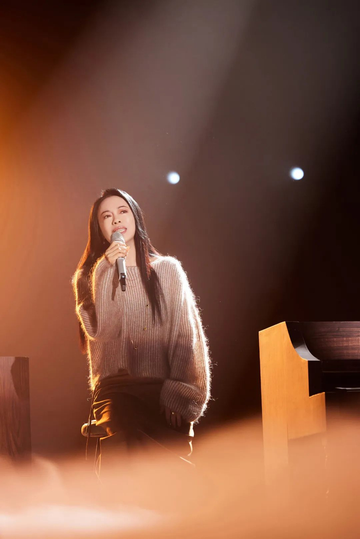 ▲黄绮珊在《声生不息家年华》中表演《小霞》。