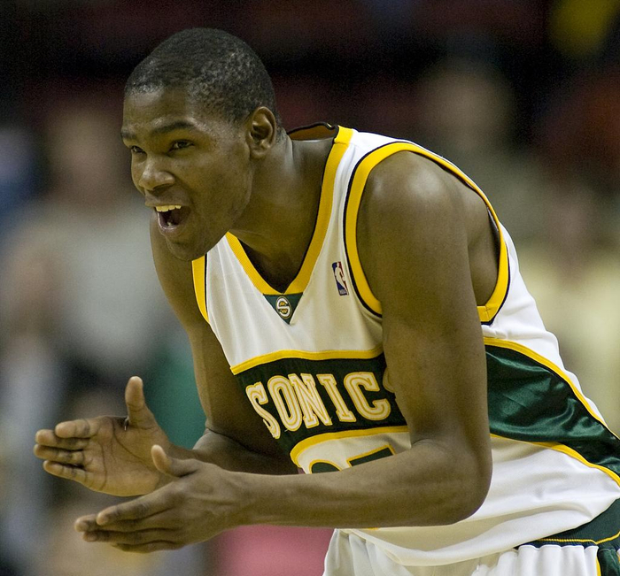 2007年nba选秀大会上,杜兰特在第二顺位被超音速队(现雷霆)选中.