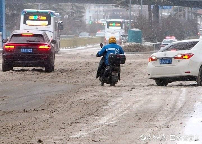 济南雪天路滑电动车摩托车和汽车争道很危险