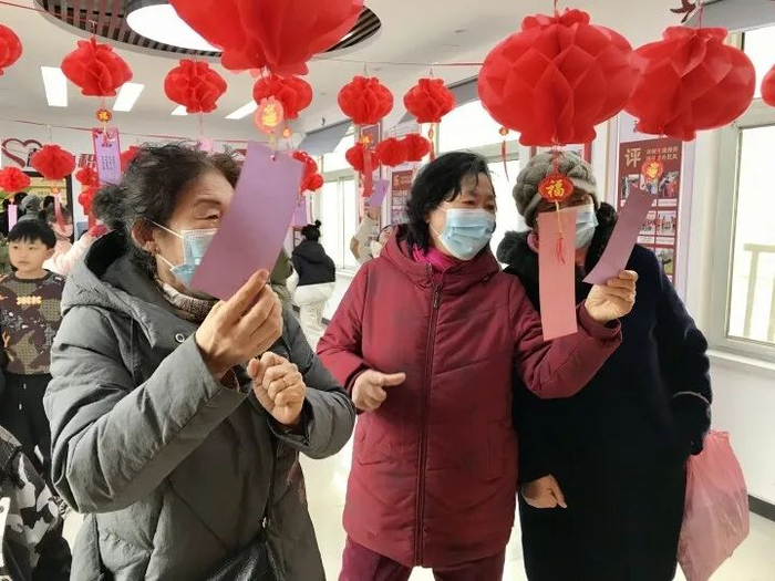 社区居民在猜灯谜。（图片由通讯员胡越提供）