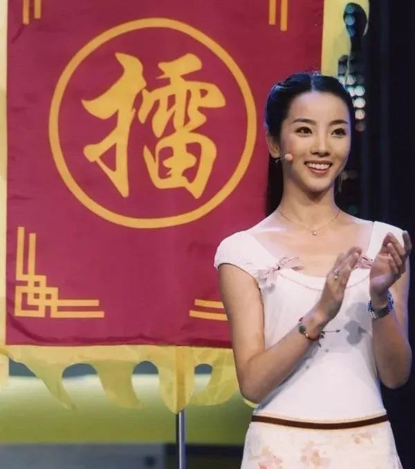 龙洋春晚再挑大梁新晋央视一姐遭网友热议这次终于藏不住了