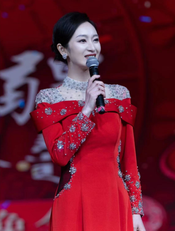 王治郅一家近照,大郅再穿军装,周蕾主持春晚,差13岁很幸福|王治郅