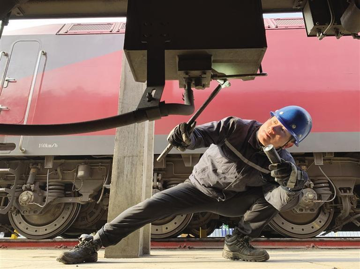 李建瑞对机车进行检查"撒砂装置作用良好,砂管畅通,砂箱无异物……"2