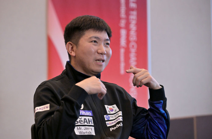 韩国乒乓球协会主席柳承敏在釜山会展中心接受记者采访。新华社记者 陶希夷 摄