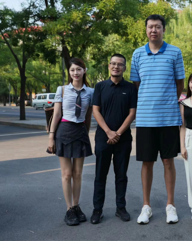 王治郅一家近照,大郅再穿军装,周蕾主持春晚,差13岁很幸福