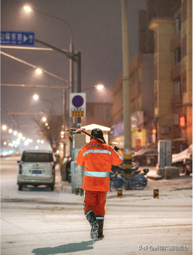 凌晨济南街头这一幕让人动容!|暴雪|扫雪|环卫工人_新浪新闻