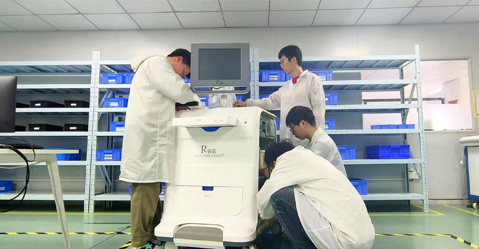 杭州睿笛生物科技有限公司内，研发人员组装纳秒脉冲消融设备。受访者供图