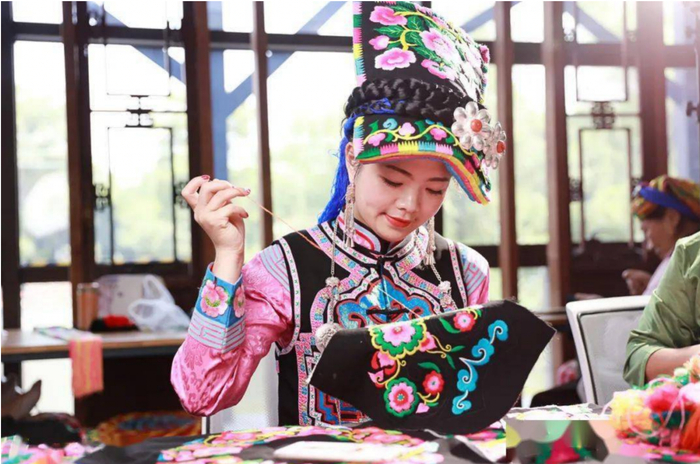 羌族刺绣项目传承人张居悦