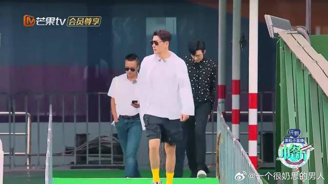 张亮刘宇宁同框走秀,逆天的大长腿简直太绝,走路带风