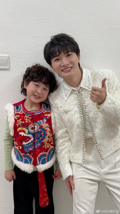 周深元宵节晚会和小朋友合影……|周深_新浪新闻