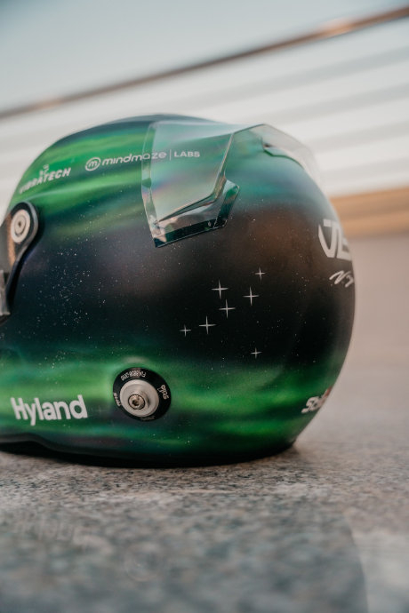 博塔斯本赛季的极光 北极星主题头盔……|博塔斯|f1_新浪新闻