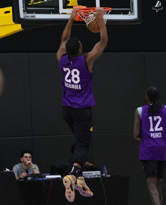 度假结束,开始训练.拉塞尔这是穿的什么玩意儿?