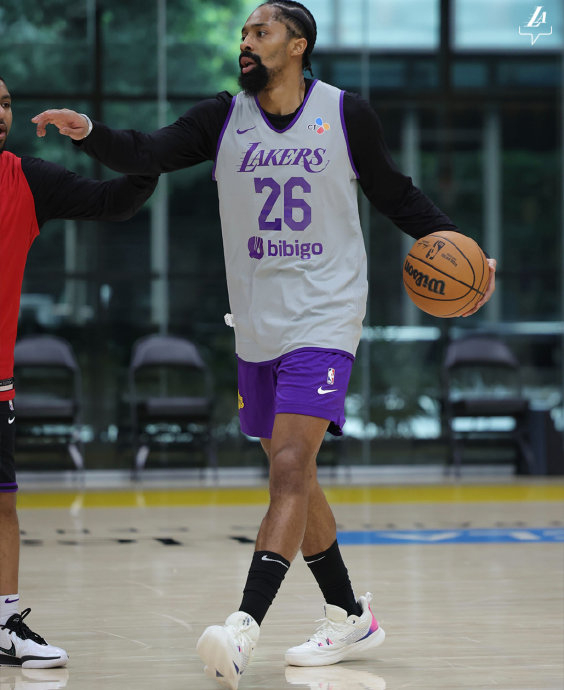 度假结束,开始训练.拉塞尔这是穿的什么玩意儿?