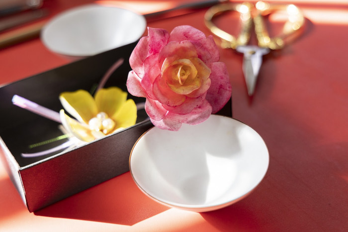 2023年10月26日，北运河非遗传习所内，通草花制作技艺代表传承人制作的通草花。资料图片/新京报记者 王远征 摄