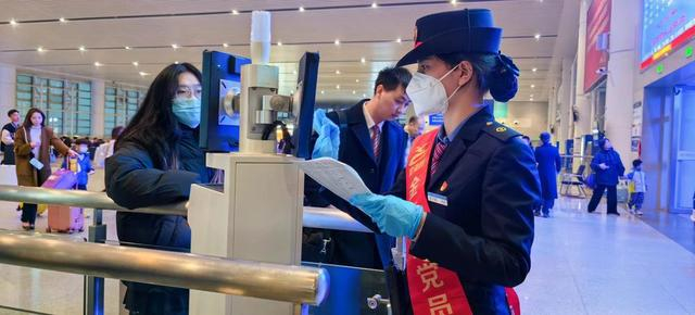 高铁湛江西站检票员苏子琪:检票口 寄真情|旅客|高铁|湛江市_新浪新闻