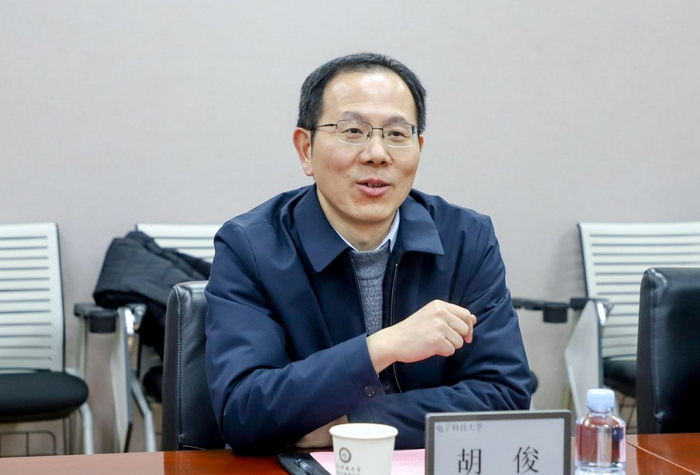 她曾任四川大学政治学院(现马克思主义学院)党委副书记,书记,社会科学