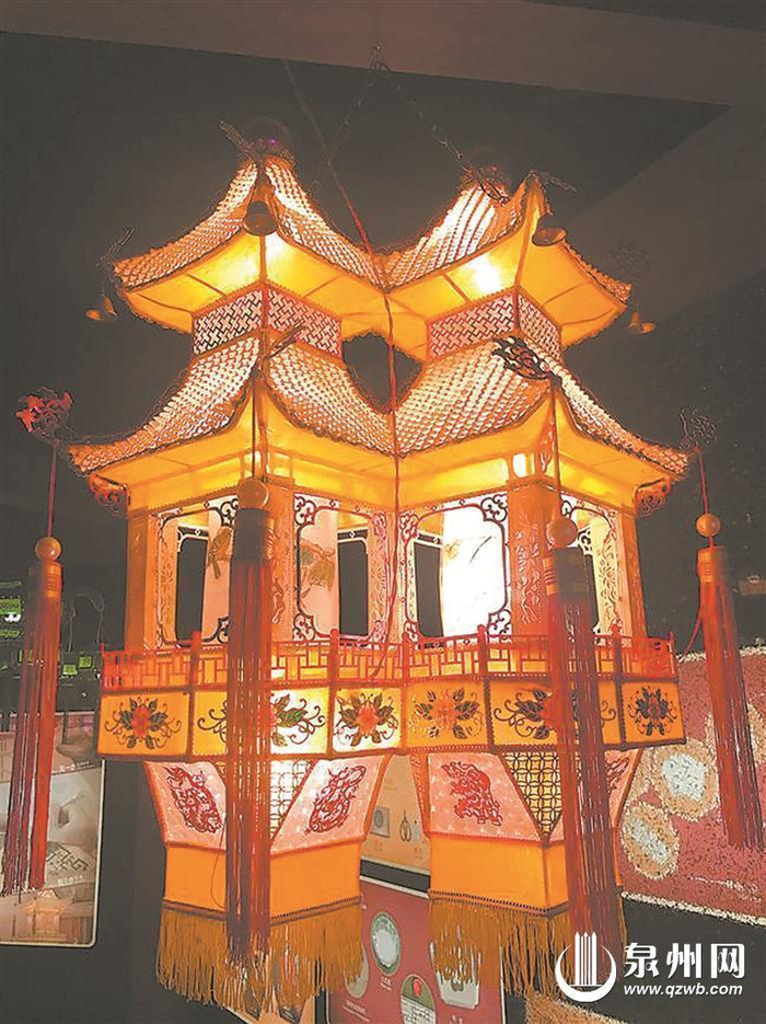 "许谦慎介绍说,当时人们先用纸捻将竹篾绑扎好做成灯的骨架,再黏糊