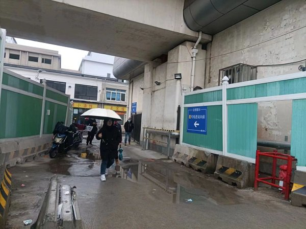 龙漕路地铁站临时通道变成积水路市民盼整改