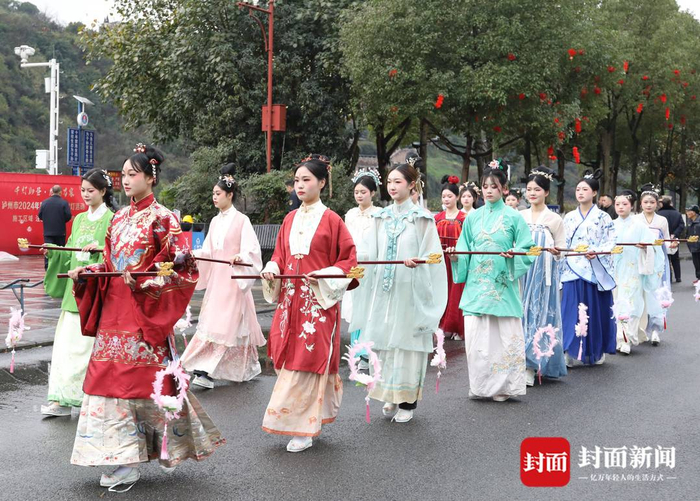 穿着汉服逛集市四川泸州古风体验集市龙潭雅集精彩开市