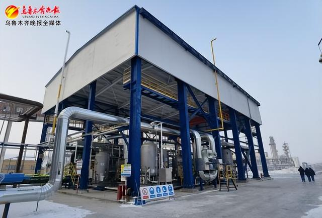 　　近日，在乌石化公司化肥部年产15万吨二氧化碳回收利用项目，装置正在回收生产中产生的二氧化碳。记者宋建华摄