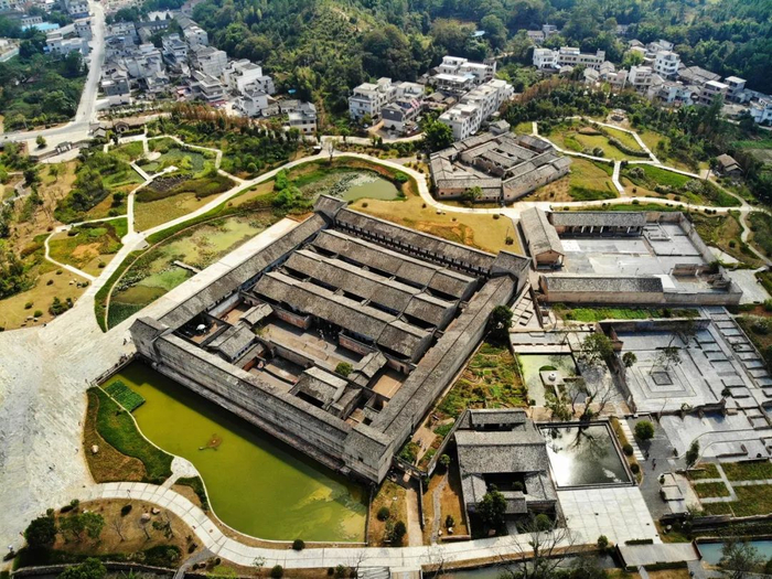 整体呈回字形的房屋开有3栋6开18厅124间,面积广大,历史悠久的关西围