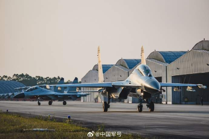 歼11b超清壁纸上新|群鹰|课目|训练_新浪新闻