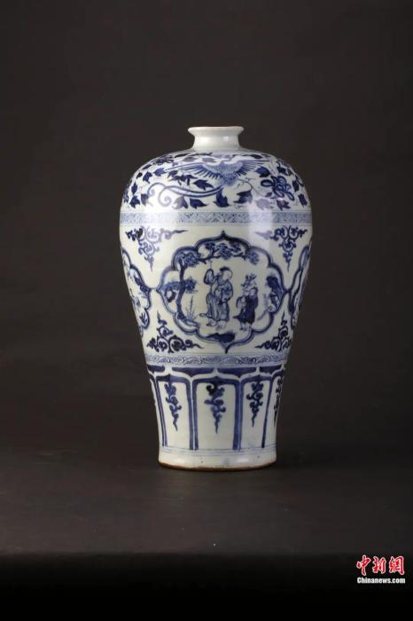 东西问·镇馆之宝丨王瑞华:元青花四爱图梅瓶为何被誉为"陶瓷中的大