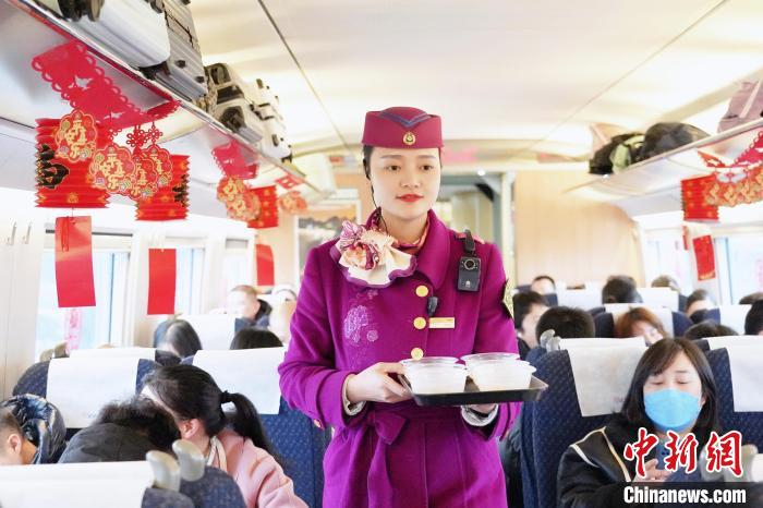 元宵节将至重庆客运段乘务员和旅客一起猜灯谜包汤圆做灯笼