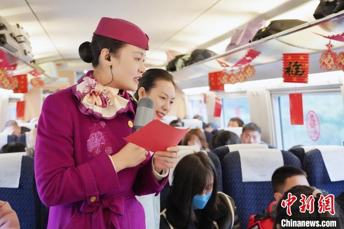 元宵节将至重庆客运段乘务员和旅客一起猜灯谜包汤圆做灯笼