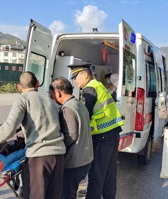 司机收费站出口呼救玉溪交通执法人员及时救助