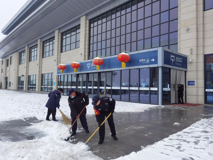 近日，山东一场降雪席卷山东大部。2月22日，平度站派出所组织警力对火车站周边结冰路段进行清理，保障乘客出行。乔力鸣 摄