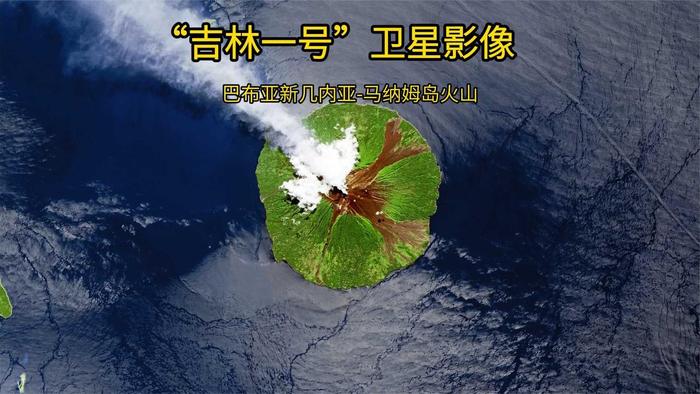 俯瞰火山岛蓝海镶嵌绿宝石