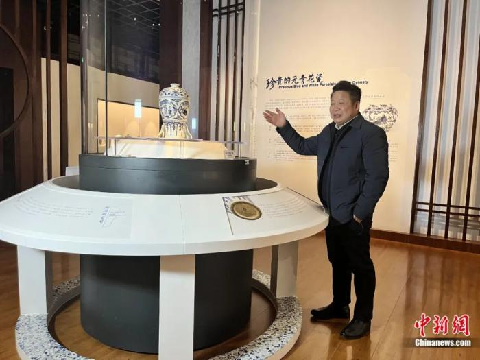 东西问镇馆之宝丨王瑞华元青花四爱图梅瓶为何被誉为陶瓷中的大熊猫